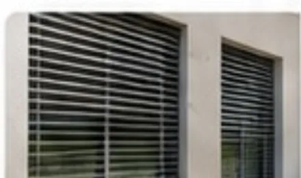 Raffstores als außenliegender Sonnenschutz am Fenster